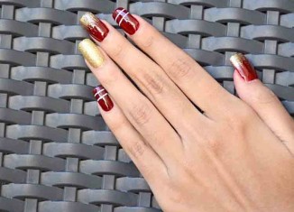 10 Sparkling Holiday Nail Art Designs To Try This Christmas